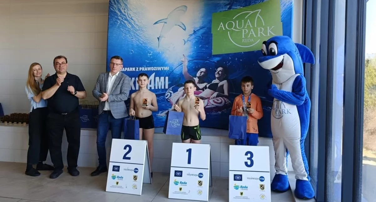 Uczniowie SP nr 5 w Kartuzach na podium zawodów pływackich w Redzie