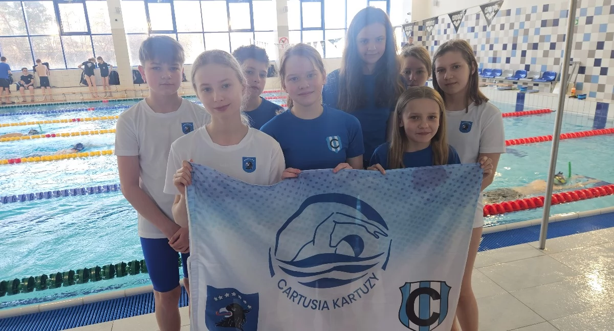 Medale i dobre starty młodych pływaków Cartusii w Gdańsku