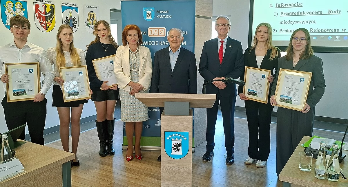 Uczniowie szkół średnich z nagrodami Haliny Ewy Buchacz