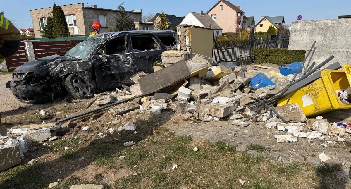 Banino. Wjechał audi w ogrodzenie i skrzynkę gazową. Za kierownicą pijany 16-latek 