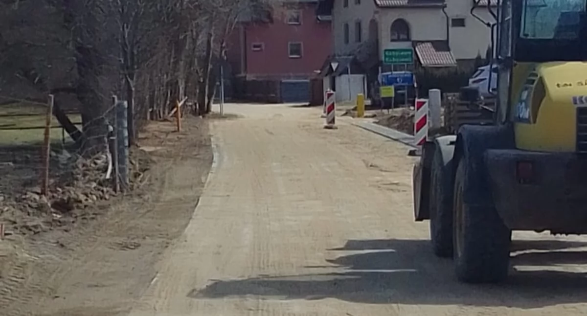 Trwa remont ul. Szkolnej w Grzybnie. Powstaje nowa droga i kanalizacja