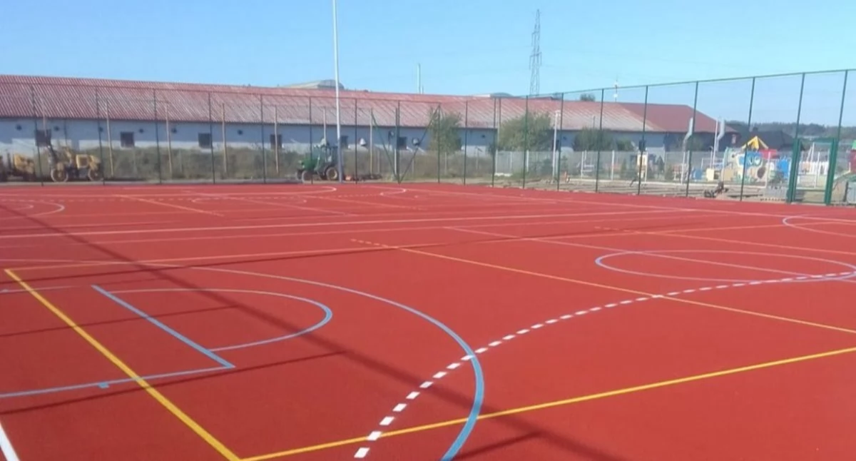 Nowe boiska w Kiełpinie coraz bliżej. Powstaje nowoczesna infrastruktura sportowa