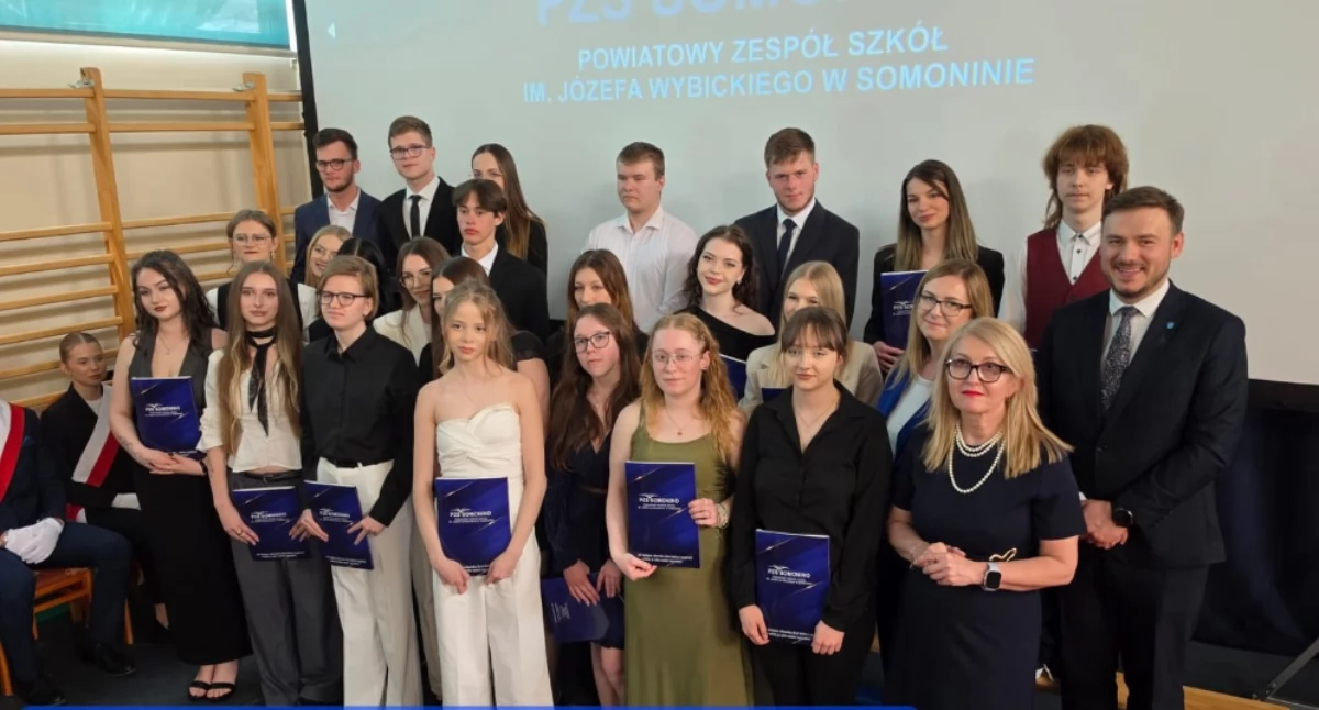 Ostatni dzwonek w PZS Somonino. Pożegnanie absolwentów