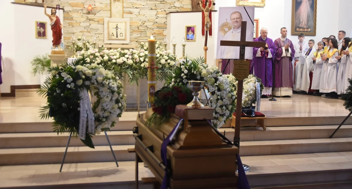 Miechucino. Bliscy, wierni i duchowieństwo pożegnali ks. Piotra Grabowskiego