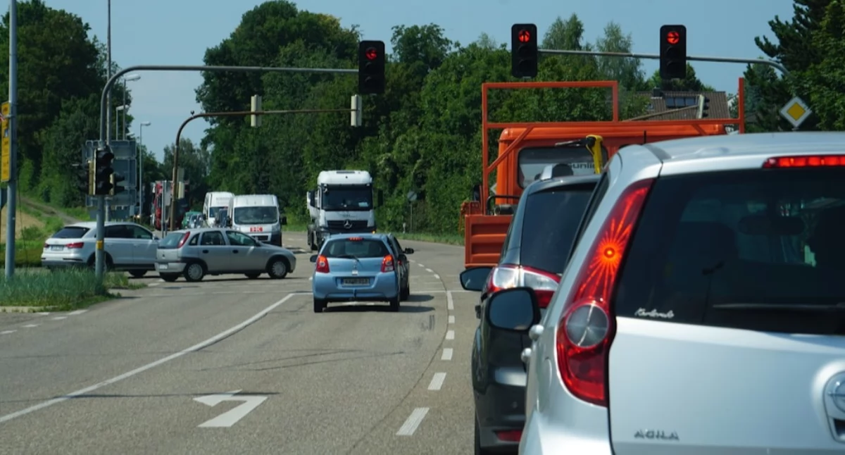 Ruch drogowy w Kartuzach – najważniejsze przepisy, o których kierowcy zapominają