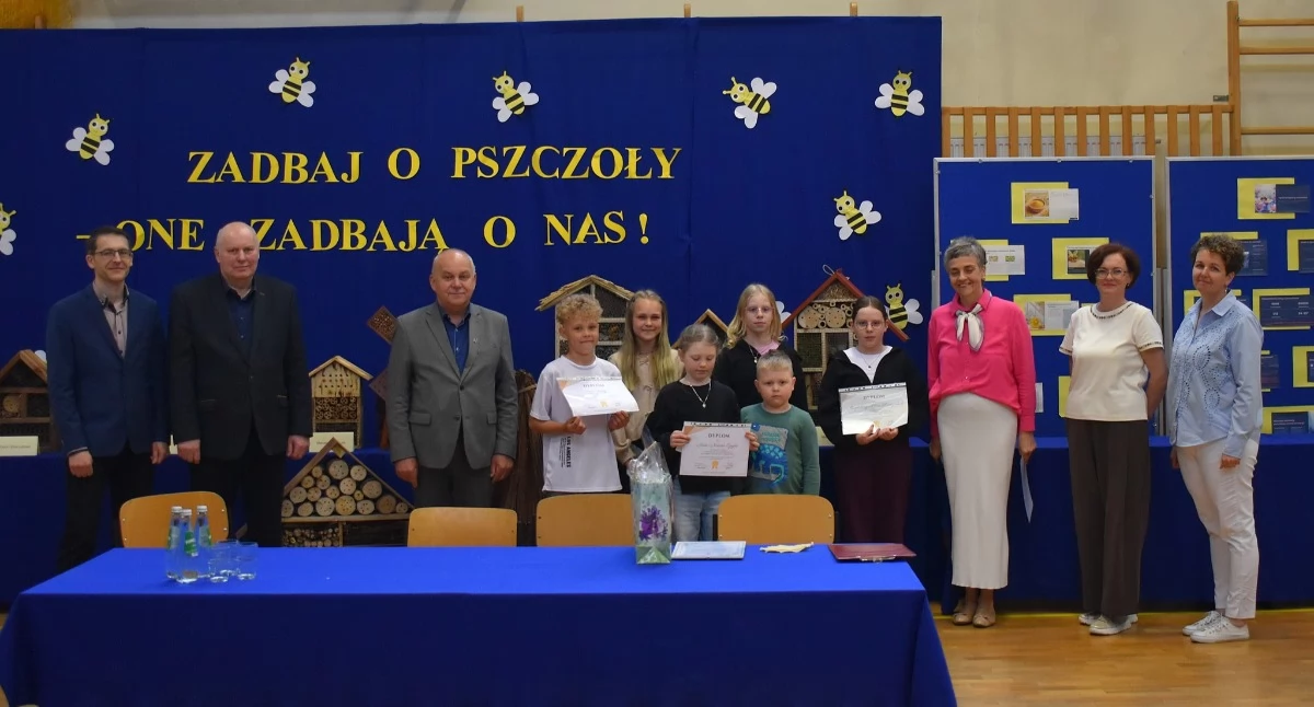 Wyjątkowa lekcja przyrody w Sierakowicach. Mirosław Kuczkowski spotkał się z uczniami