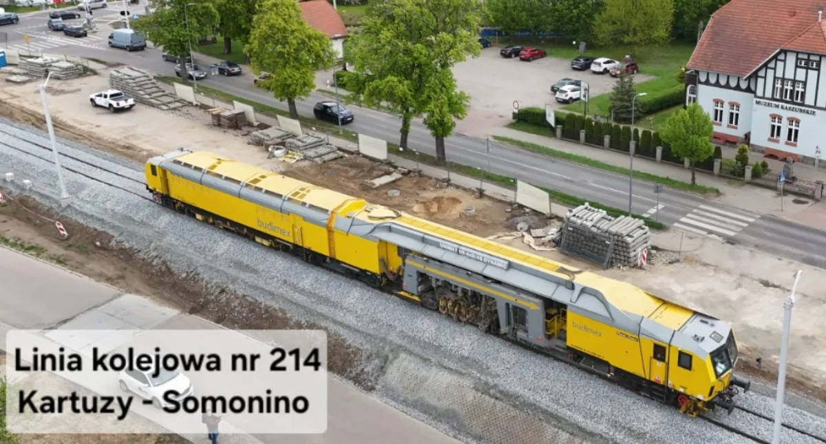 Gigant na torach! Potężna podbijarka na linii kolejowej 214