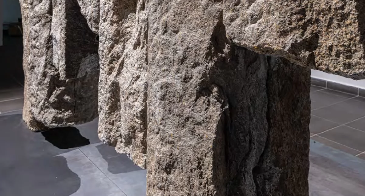 Wystawa „Fundamenty” Macieja Wierzbickiego w Galerii Refektarz. Sztuka zakorzeniona w kamieniu