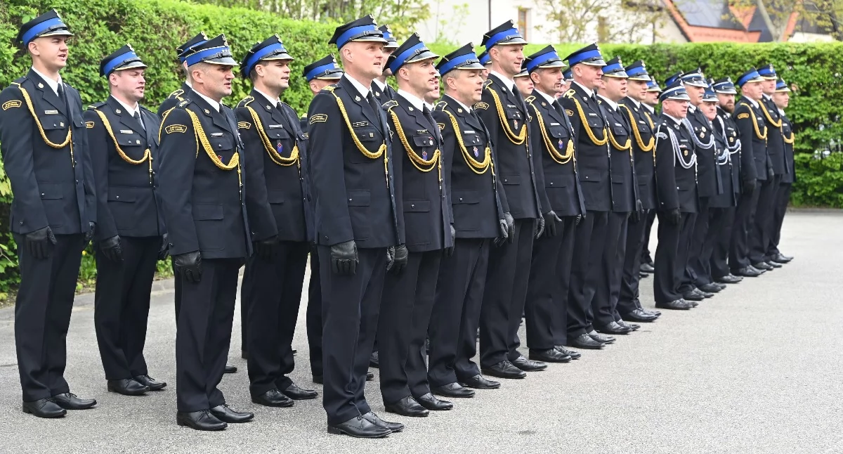 Odznaczenia, awanse i nowy samochód dla kartuskich strażaków z okazji Dnia Strażaka