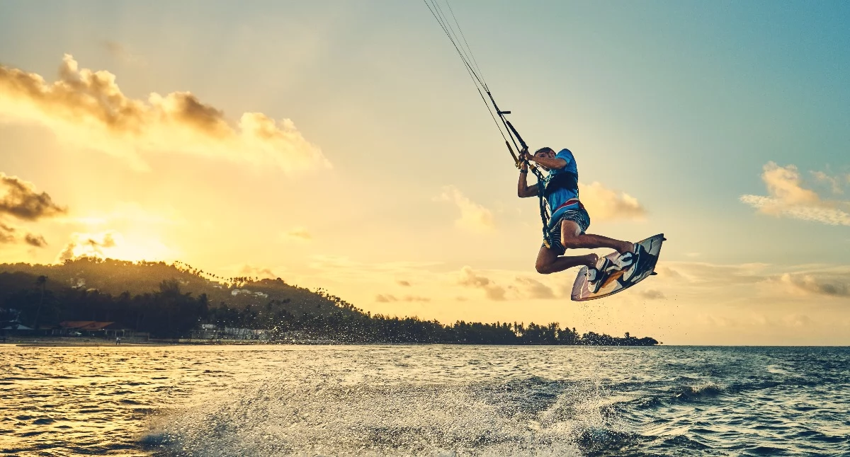 Kitesurfing czy windsurfing? Która dyscyplina jest lepsza dla nowicjusza?