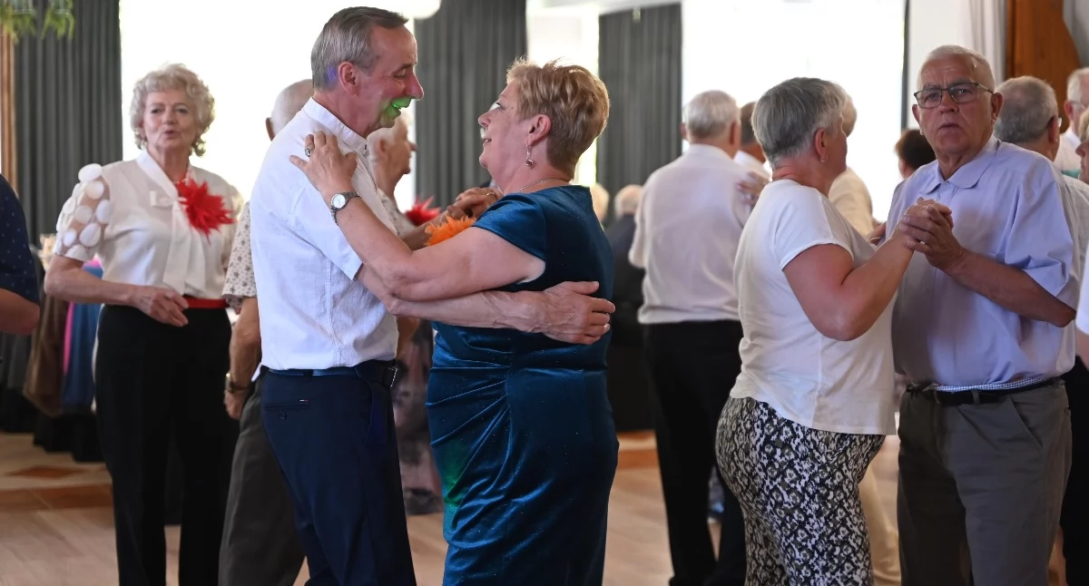 Seniorzy z Kartuz przywitali wiosnę tanecznym spotkaniem pełnym radości