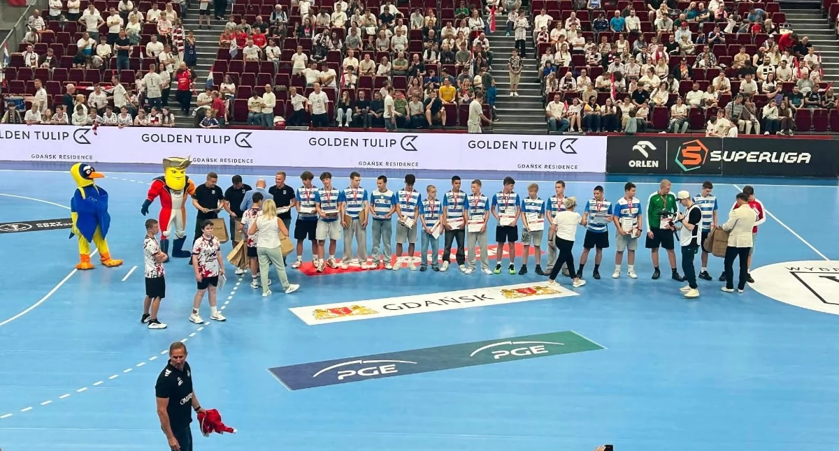 Młodzicy GKS Cartusia Kartuzy uhonorowani podczas meczu ORLEN Superligi