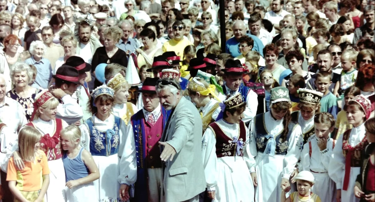 Jedność Kaszubów w sercu Kartuz – rodzinne zdjęcie sprzed 25 lat