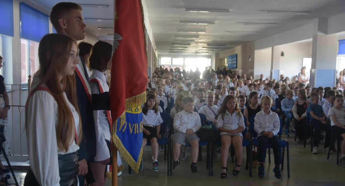 Były świadectwa, gratulacje i życzenia bezpiecznych wakacji. Tak zakończył się rok szkolny w SP nr 5 w Kartuzach
