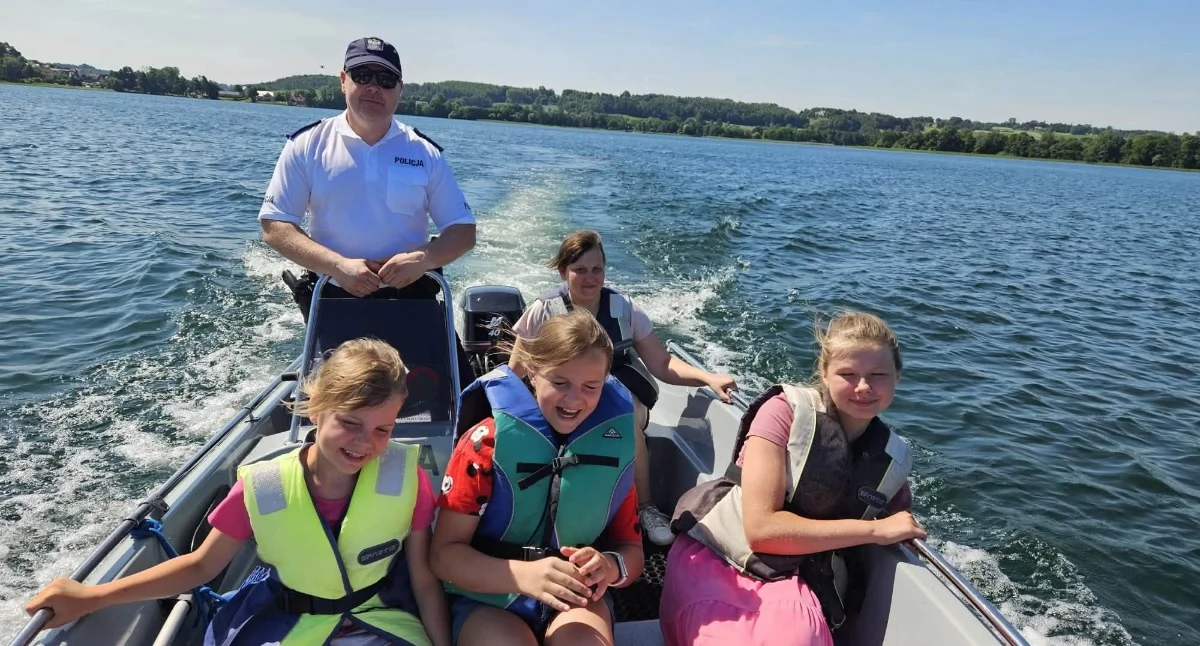Policyjna lekcja bezpieczeństwa nad wodą i na rowerze. Mundurowi spotkali się z dziećmi z gminy Chmielno