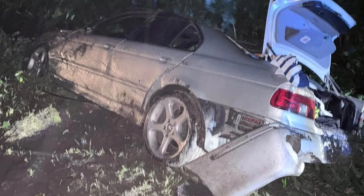 Brawura za kierownicą i jazda 18-latka BMW zakończona w rowie