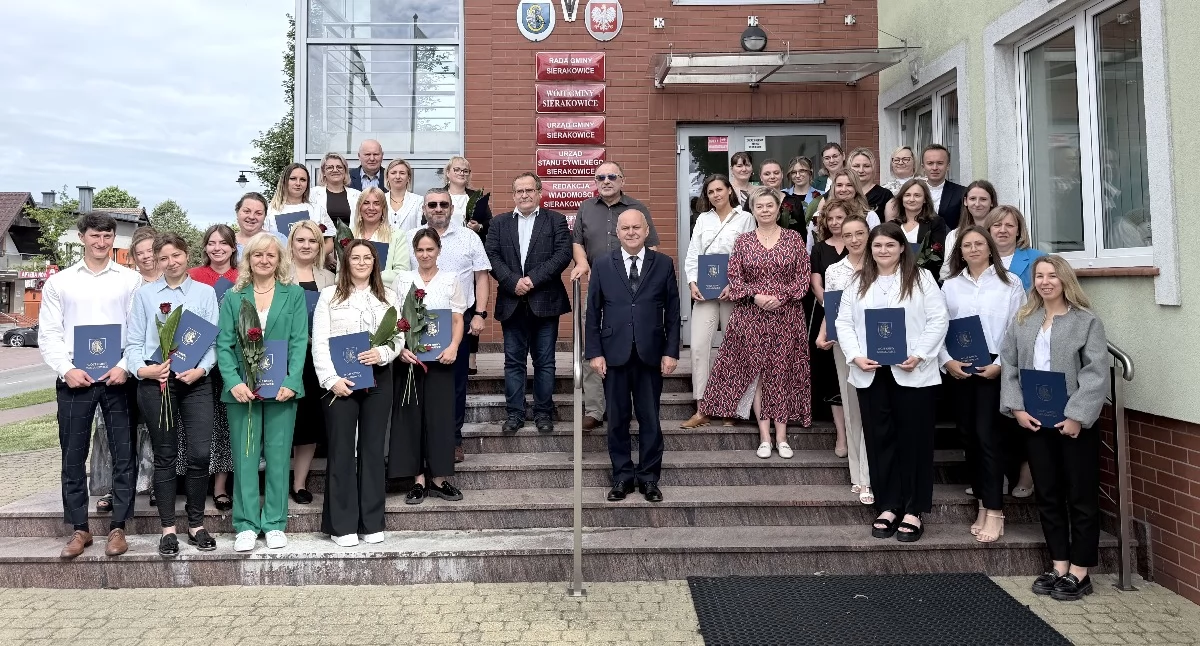 28 nauczycieli z gminy Sierakowice z awansem zawodowym. Odebrali akty mianowania
