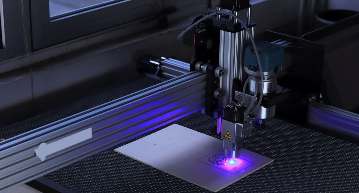 Laser czy piła do cięcia profili – kiedy precyzja wygrywa z ceną?