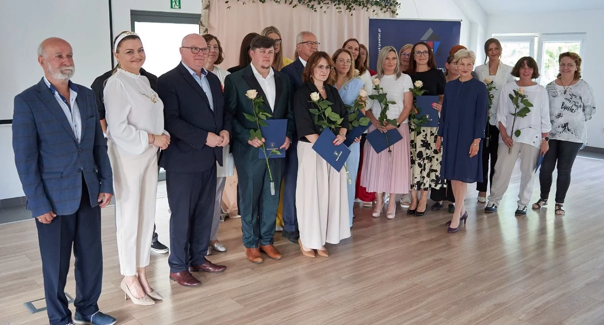 12 nauczycieli szkół średnich z awansem. W Kobysewie wręczono akty mianowania
