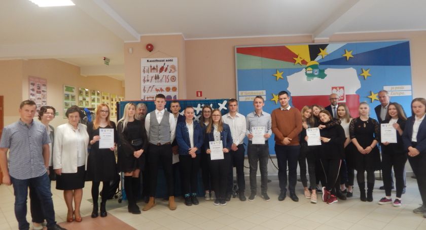 Sierakowice. Uczennice ZSP będą reprezentować powiat kartuski w ogólnopolskim finale konkursu historycznego w Poroninie 