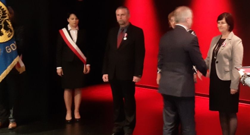 Janina Wenta nauczycielka SP Gowidlino z odznaczeniem prezydenckim