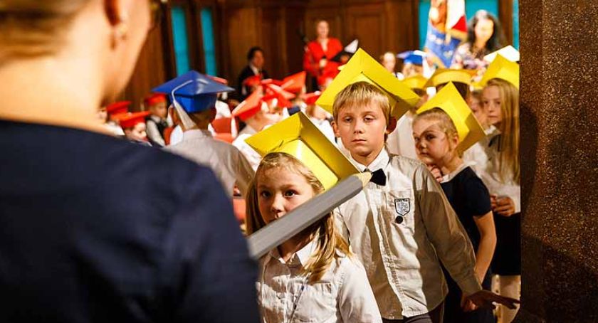 Ślubowanie klas pierwszych Szkoły Podstawowej nr 2 im. Jana Heweliusza w Żukowie