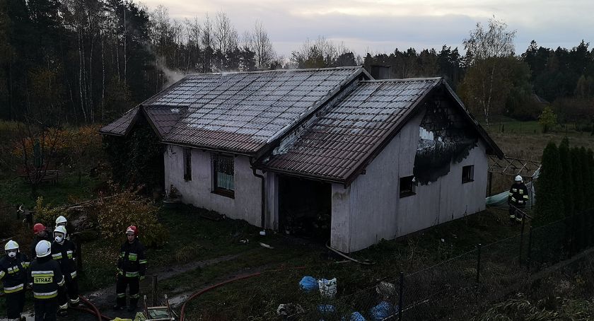 Strażacy walczyli z pożarem domu mieszkalnego w Chwaszczynie