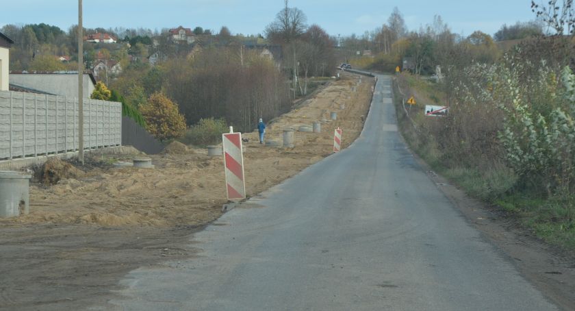 Sprawdziliśmy, jak przebiegają prace na DW211 i znamy termin ich zakończenia