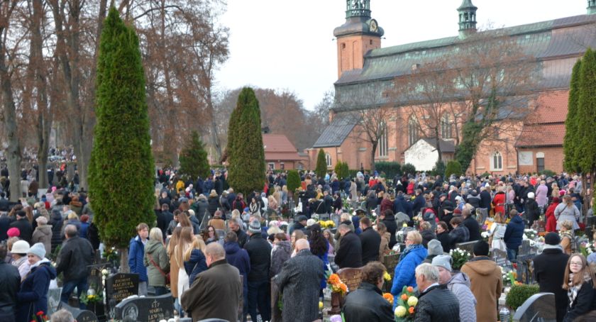 Oddano cześć zmarłym pochowanym na cmentarzu w Kartuzach