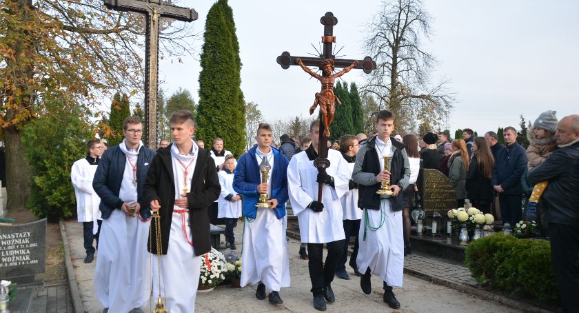 Modlili się za zmarłych, którzy spoczęli na cmentarzu w Sierakowicach