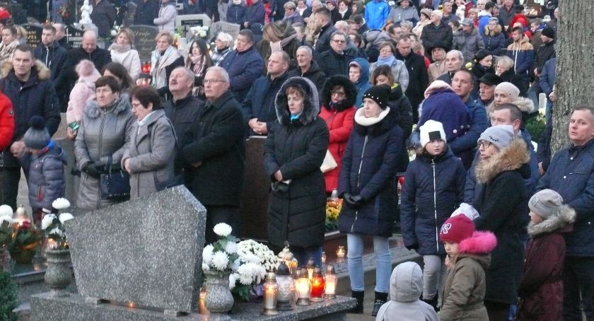 Dzień Wszystkich Świętych na cmentarzu w Kiełpinie
