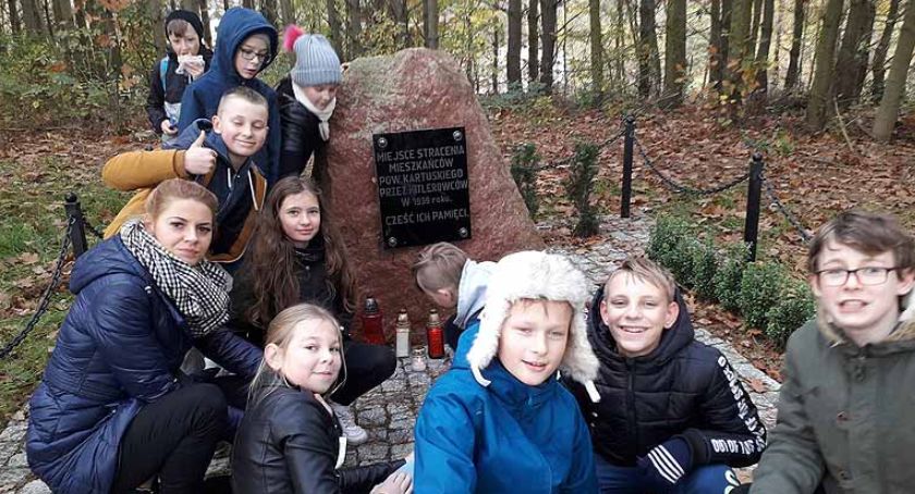 Uczniowie i nauczyciele z Borkowa pielęgnują pamięć o ofiarach niemieckich mordów