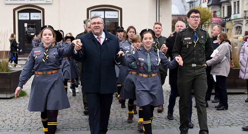 Stanęli do hymnu, śpiewali pieśni patriotyczne i tańczyli poloneza - świętowanie na kartuskim Rynku