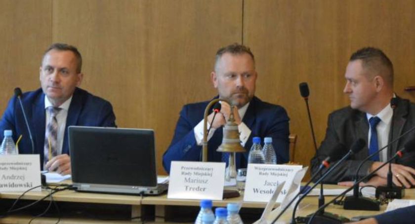 M. Treder: „Czas zacząć słuchać a nie walczyć”. A. Socha: „To lincz medialny”. Szef rady strofuje burmistrza i radnego Sochę