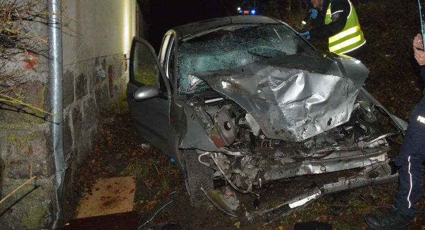 Borucino. Ford wypadł z trasy i uderzył w stodołę - cztery osoby w szpitalu