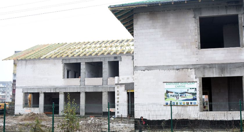 Wkrótce na budynku hospicjum Caritas w Kartuzach zawiśnie wiecha