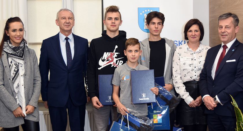 Paweł Kajeta, Tymoteusz Roszkowski i Armin Wilczewski z nagrodami starosty kartuskiego