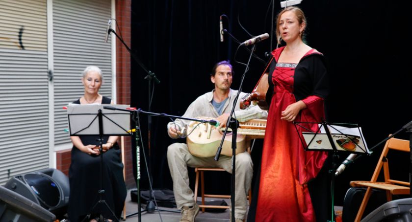 Koncert zespołu Liarman i uczniów szkoły językowej Cool School