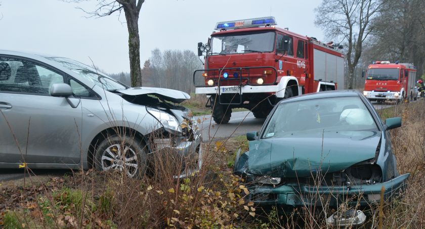 Kolonia-Sianowo. Zderzenie dwóch samochodów - jedna osoba w szpitalu