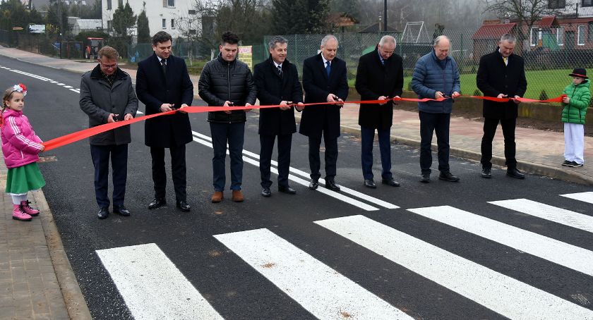 Ulica Raduńska w Chmielnie otwarta - mieszkańcy zyskali kilometr nowej drogi i chodnik