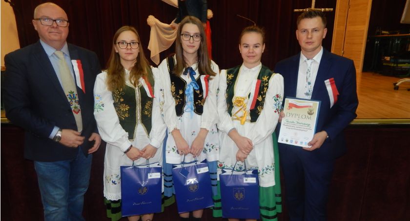 Uczennice ZSP z Sierakowic zwyciężyły w ogólnopolskim konkursie historycznym w Poroninie
