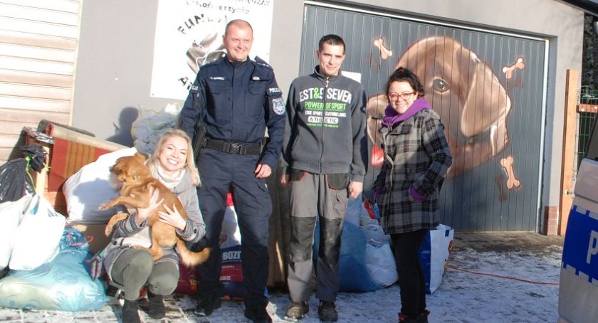 Kartuscy policjanci pomogli czworonogom ze schroniska w Kościerzynie