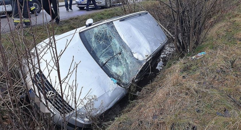 Wypadek w Kameli - volkswagen wpadł do rowu