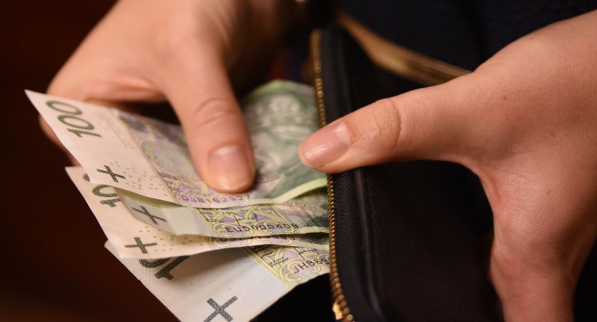 Miała dopłacić 1,51 zł na kuriera. Straciła 2.860 zł