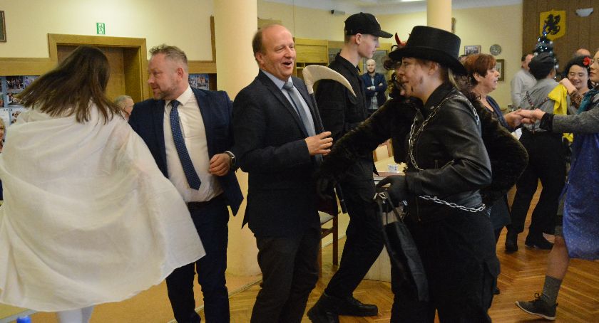 Kolędnicy i gwiżdże z wizytą u kartuskich radnych
