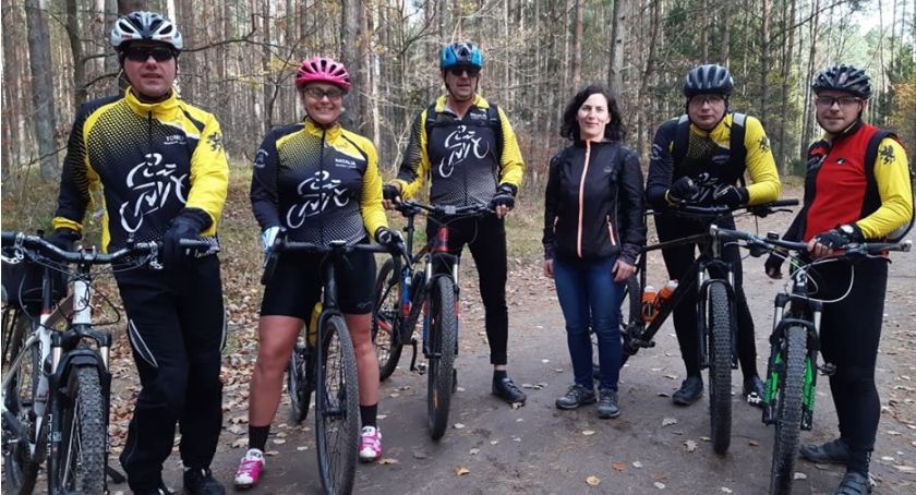 Rowerowy przejazd gravelowy w pierwszy dzień świąt