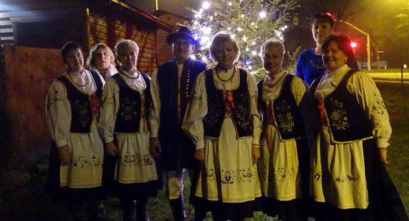 Święta Bożego Narodzenia z tradycyjnymi potrawami, prezentami i śpiewaniem kolęd