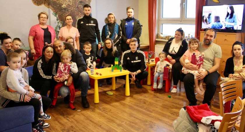 Piłkarze Cartusii z wizytą u najmłodszych pacjentów kartuskiego szpitala