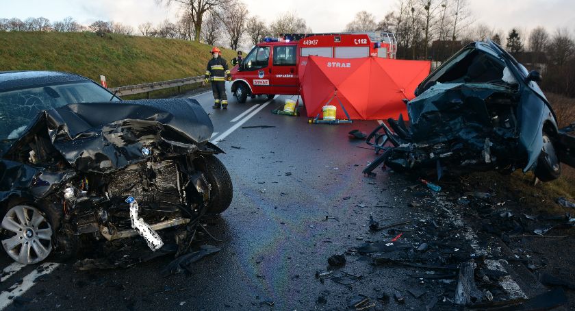 Lniska. Czołowe zderzenie BMW z renault - jedna osoba nie żyje