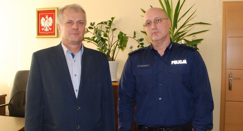 Listonosz Tadeusz Żołnowski z podziękowaniami od komendanta Policji w Kartuzach